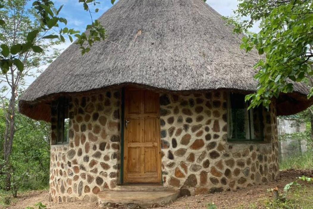 Charming Bush Chalet 5 On This World Renowned Eco Site 40 Minutes From Vic Falls Fully Catered Stay - 1985 Victoria Falls Exterior photo